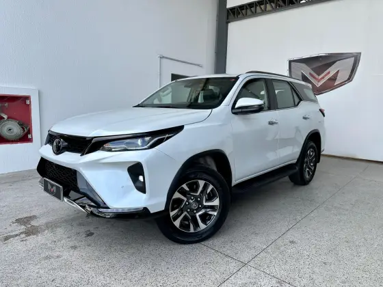 TOYOTA HILUX SW4 2.8 D-4D TURBO DIESEL SRX PLATINUM 7L 4X4 AUTOMÁTICO