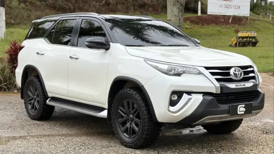 TOYOTA HILUX SW4 2.8 SRX DIAMOND 4X4 7 LUGARES 16V TURBO INTERCOOLER DIESEL 4P AUTOMÁTICO