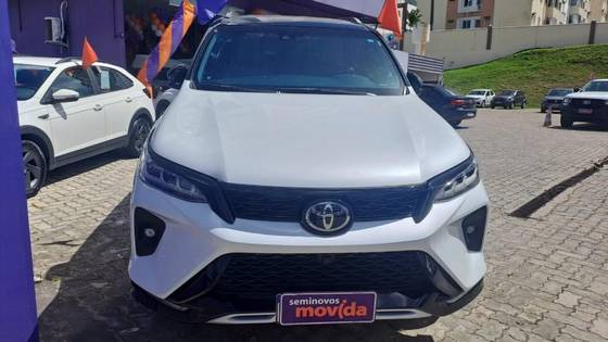 TOYOTA HILUX SW4 2.8 D-4D TURBO DIESEL DIAMOND 7L 4X4 AUTOMÁTICO