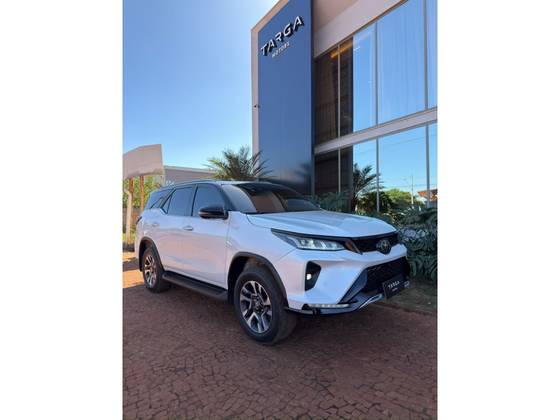 TOYOTA HILUX SW4 2.8 D-4D TURBO DIESEL DIAMOND 7L 4X4 AUTOMÁTICO