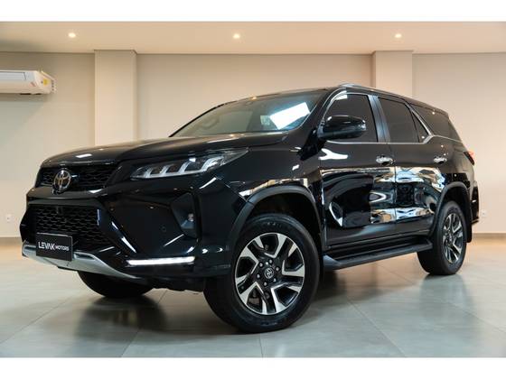 TOYOTA HILUX SW4 2.8 D-4D TURBO DIESEL DIAMOND 7L 4X4 AUTOMÁTICO