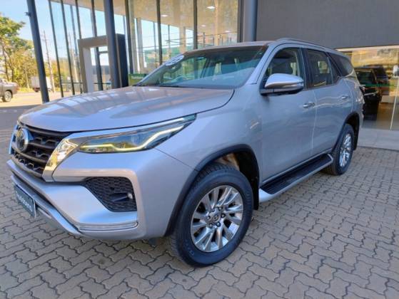 TOYOTA HILUX SW4 2.8 D-4D TURBO DIESEL SRX 4X4 AUTOMÁTICO