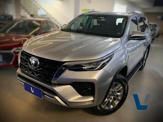 TOYOTA HILUX SW4 2.8 D-4D TURBO DIESEL SRX 4X4 AUTOMÁTICO