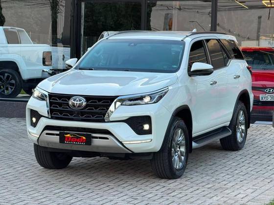 TOYOTA HILUX SW4 2.8 D-4D TURBO DIESEL SRX 7L 4X4 AUTOMÁTICO
