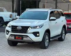 TOYOTA HILUX SW4 2.8 D-4D TURBO DIESEL SRX 7L 4X4 AUTOMÁTICO TOYOTA HILUX SW4 2.8 D-4D TURBO DIESEL SRX 7L 4X4 AUTOMÁTICO