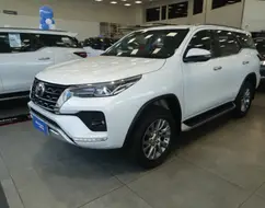 TOYOTA HILUX SW4 2.8 D-4D TURBO DIESEL SRX 7L 4X4 AUTOMÁTICO TOYOTA HILUX SW4 2.8 D-4D TURBO DIESEL SRX 7L 4X4 AUTOMÁTICO