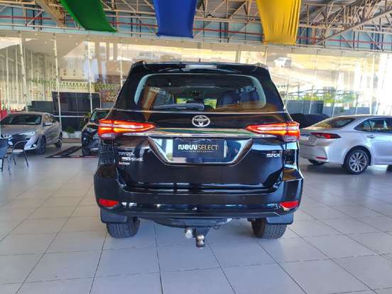 TOYOTA-HILUX SW4-2.8 D-4D TURBO DIESEL SRX 7L 4X4 AUTOMÁTICO TOYOTA-HILUX SW4-2023
