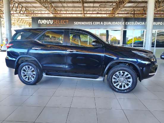 TOYOTA-HILUX SW4-2.8 D-4D TURBO DIESEL SRX 7L 4X4 AUTOMÁTICO TOYOTA-HILUX SW4-2023