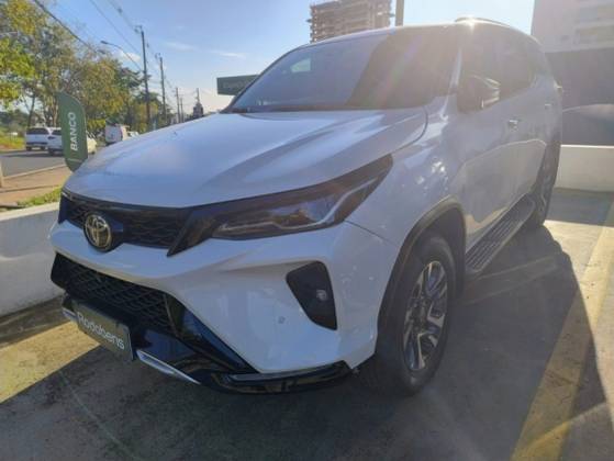 TOYOTA HILUX SW4 2.8 D-4D TURBO DIESEL SRX PLATINUM 7L 4X4 AUTOMÁTICO