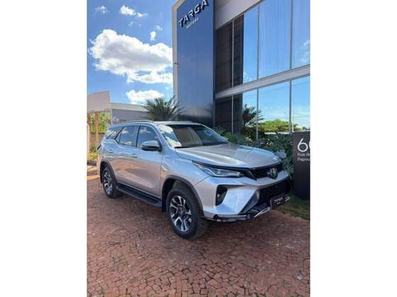 TOYOTA HILUX SW4 2.8 D-4D TURBO DIESEL SRX PLATINUM 7L 4X4 AUTOMÁTICO