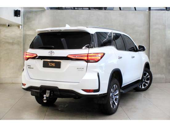 TOYOTA-HILUX SW4-2025
