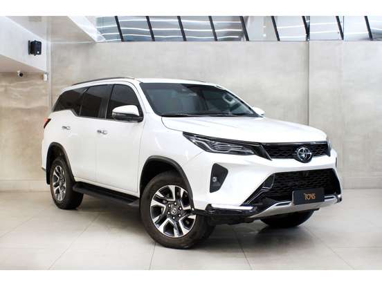 TOYOTA-HILUX SW4-2025