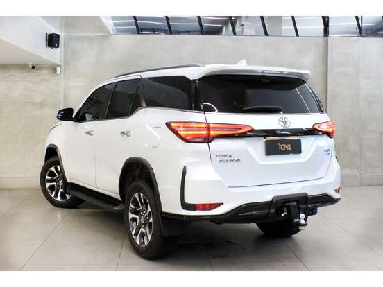 TOYOTA-HILUX SW4-2025