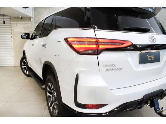TOYOTA-HILUX SW4-2025