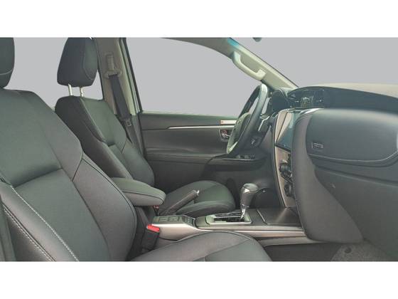 TOYOTA HILUX SW4 2.8 D-4D TURBO DIESEL SRX PLATINUM 7L 4X4 AUTOMÁTICO