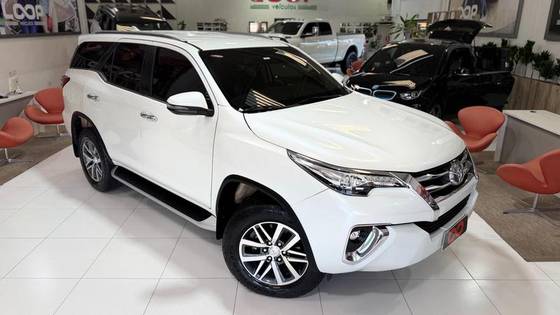 TOYOTA HILUX SW4 2.8 SRX 4X4 7 LUGARES 16V TURBO INTERCOOLER DIESEL 4P AUTOMÁTICO