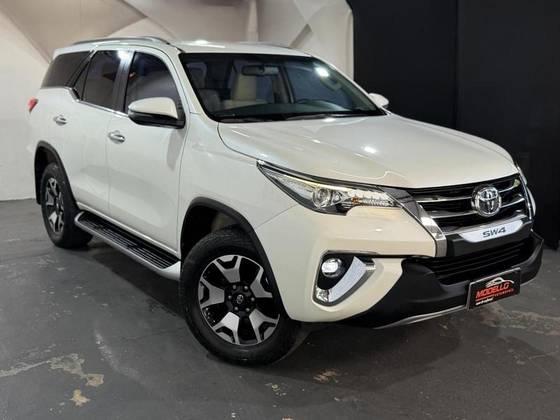 TOYOTA HILUX SW4 2.8 SRX DIAMOND 4X4 7 LUGARES 16V TURBO INTERCOOLER DIESEL 4P AUTOMÁTICO