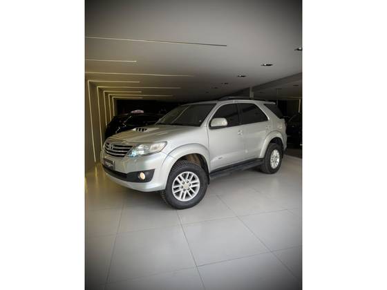 TOYOTA HILUX SW4 3.0 SRV 4X4 7 LUGARES 16V TURBO INTERCOOLER DIESEL 4P AUTOMÁTICO