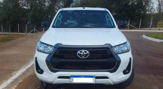 TOYOTA HILUX 2.8 D-4D TURBO DIESEL CD SR 4X4 AUTOMÁTICO