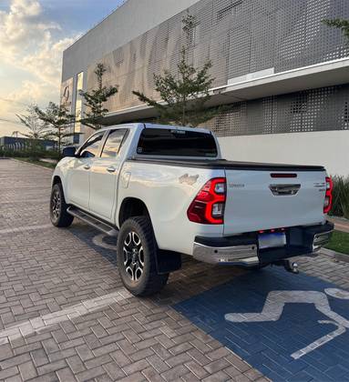 TOYOTA HILUX 2.8 D-4D TURBO DIESEL CD SRX 4X4 AUTOMÁTICO