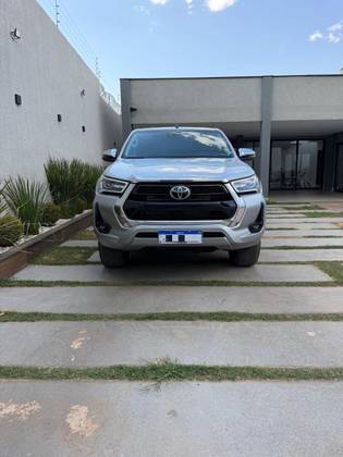 TOYOTA HILUX 2.8 D-4D TURBO DIESEL CD SRX 4X4 AUTOMÁTICO