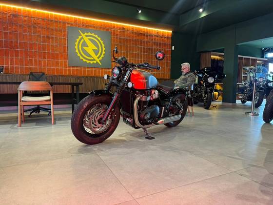 TRIUMPH BONNEVILLE BOBBER 1200 