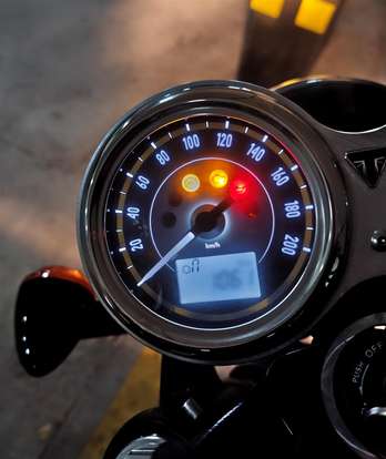 TRIUMPH-BONNEVILLE T100 900-2024