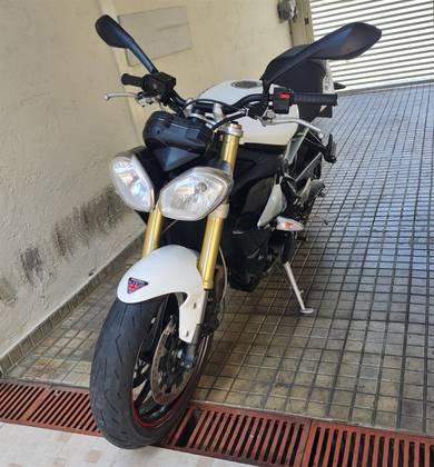 TRIUMPH STREET TRIPLE 675 ABS 