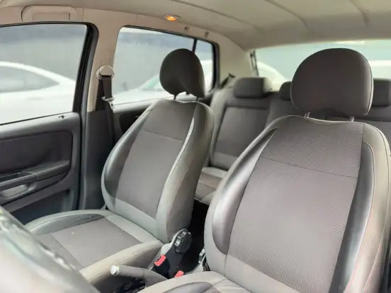 VOLKSWAGEN-FOX-2011