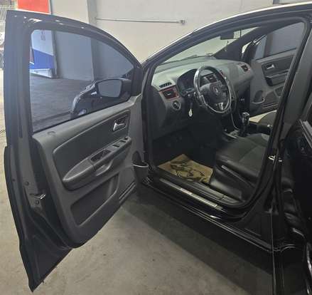 VOLKSWAGEN-FOX-1.6 MI ROCK IN RIO 8V FLEX 4P MANUAL VOLKSWAGEN-FOX-2013