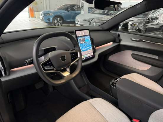 VOLVO-EX30-2024