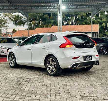 VOLVO-V40-2018