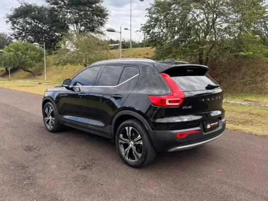 VOLVO-XC40-2021