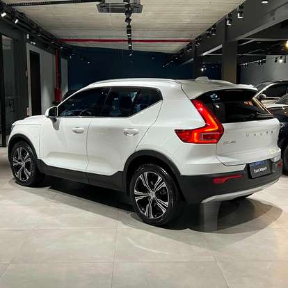 VOLVO-XC40-2021