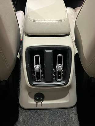 VOLVO-XC40-2021