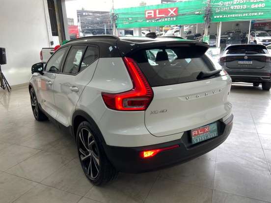 VOLVO-XC40-2020