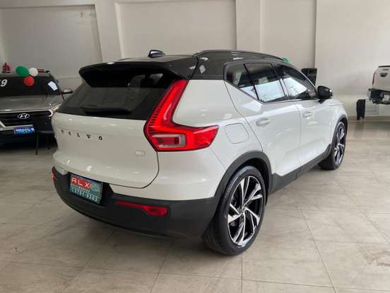 VOLVO-XC40-2020