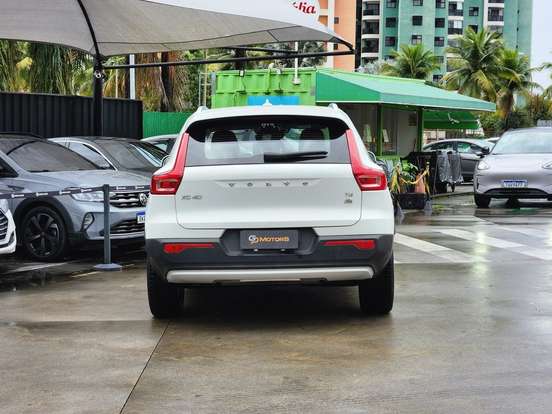 VOLVO-XC40-2020
