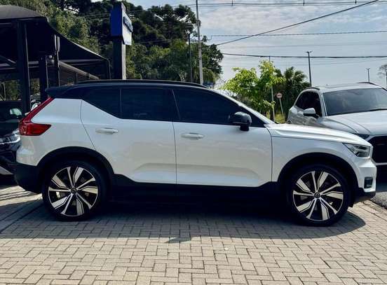 VOLVO-XC40-2021