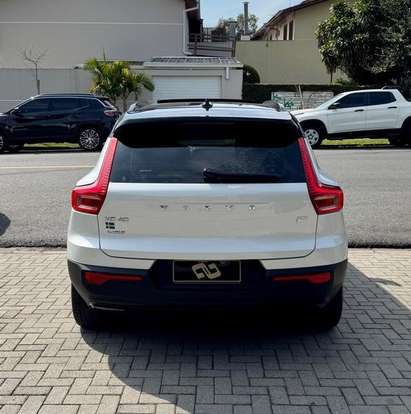 VOLVO-XC40-2021