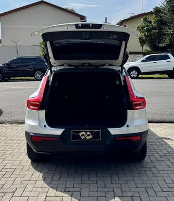 VOLVO-XC40-2021