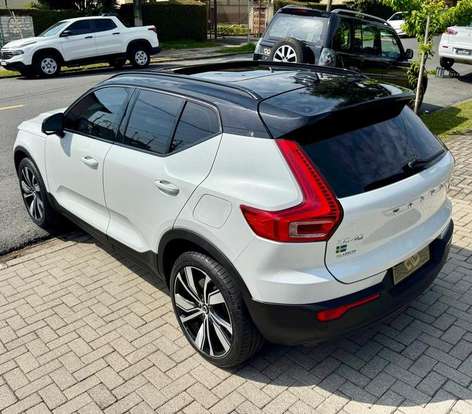 VOLVO-XC40-2021