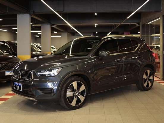 VOLVO-XC40-2021