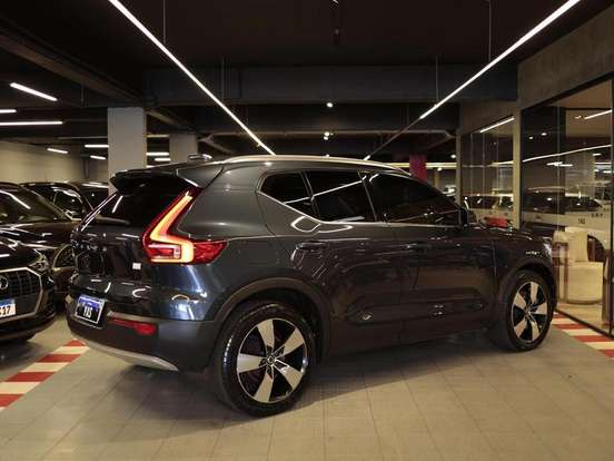 VOLVO-XC40-2021