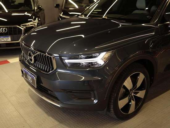 VOLVO-XC40-2021
