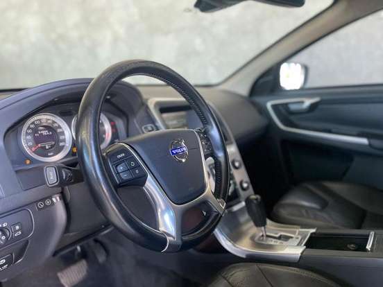 VOLVO-XC60-2012
