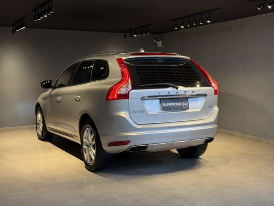 VOLVO-XC60-2017