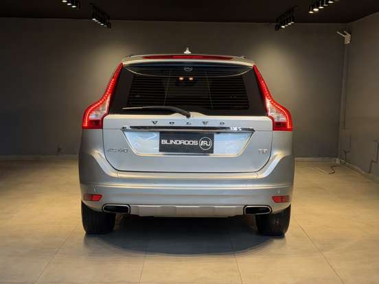 VOLVO-XC60-2017