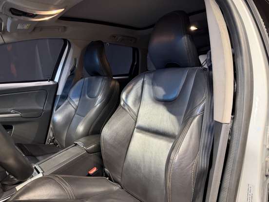 VOLVO-XC60-2017