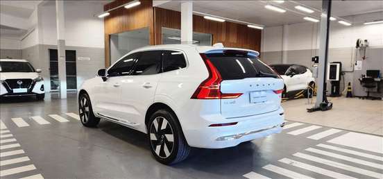 VOLVO-XC60-2024